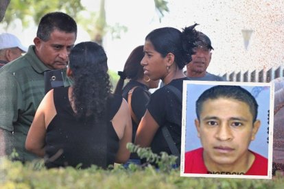 Santa Tumbaco (de espalda) llegó al Laboratorio de Criminalística  para retirar los restos de su cónyuge Jhonny Quimís Baque, de 41 años.