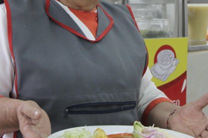 Doña Pili se encarga de darles ‘yapadito’ a sus clientes frecuentes.