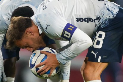 Lucas Piovi de Liga de Quito besa el balón en la semifinales de la Copa Sudamericana ante Defensa y Justicia.