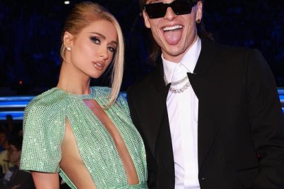 Peso Pluma junto a Paris Hilton.