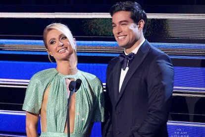 Paris Hilton y Danilo Carrera durante la gala de los Premios Billboard 2023.
