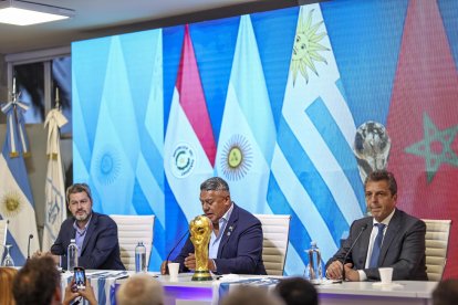 Claudio Tapia (c), presidente del fútbol argentino, habló sobre el Mundial 2030.