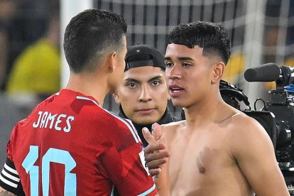 Las figuras: Kendry Páez de Ecuador y James Rodríguez de Colombia, intercambian camiseta.