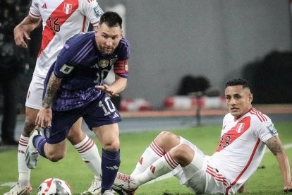 Lionel Messi dejó en el piso a dos jugadores peruanos.