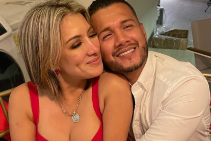 Samara Solanda Saltos Rivera junto a Jorge Luis Zambrano González.