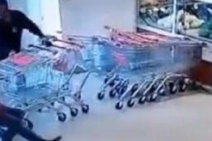 Momento en que el supuesto delincuente cae al piso producto del impacto por la botella de gaseosa.