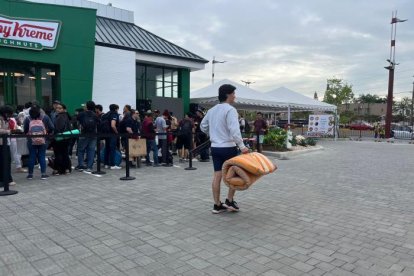 Un puñado de ciudadanos se plantó en los exteriores dos días antes de la inauguración.