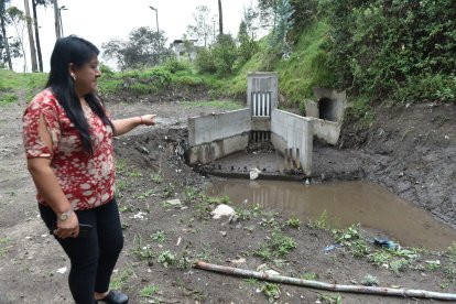 Nancy Paspuel indica la acumulación que se empieza a ver en el colector de La Pulida.