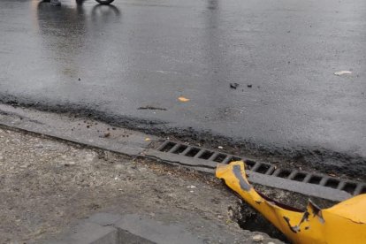 Partes del taxi estrellado quedaron en la vía.