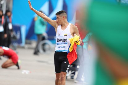 En Imágenes la llegada de David Hurtado para coronarse campeón de los Juegos Panamericanos Santiago 2023 en 20 km marcha  y entregar la tercera de ORO al país