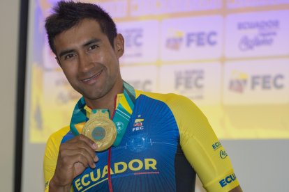 Jhonatan Narváez con la medalla de oro que ganó en los Juegos Panamericanos.