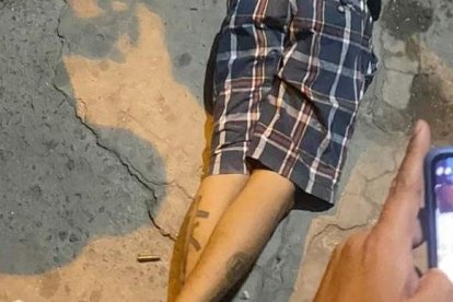 Curiosos se acercaron para grabar y fotografiar al occiso.