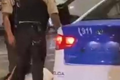 En esta imagen se muestra al jugador en el piso y rodeado de policías.