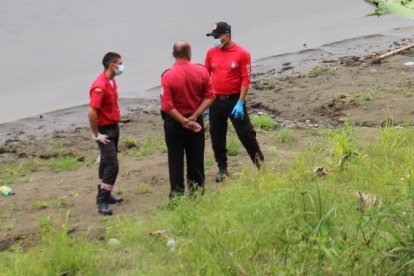 Un cuerpo mutilado fue hallado en el río Esmeraldas.