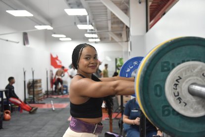 La pesista olímpica retomó recientemente sus entrenamientos debido a una lesión.