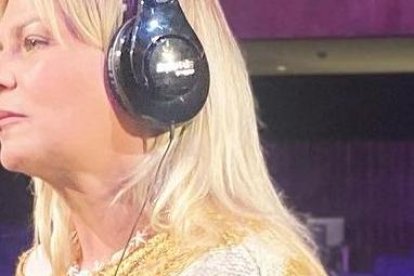 Carolina Sabino es una destacada cantante y actriz colombiana