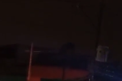 El vehículo en llamas se encuentra fuera de las inmediaciones de la discoteca conocida como Living