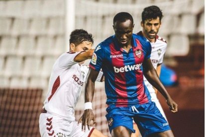 El ghanés Raphael Dwamena, delantero del Egnatia y exjugador de equipos como Levante o Zaragoza