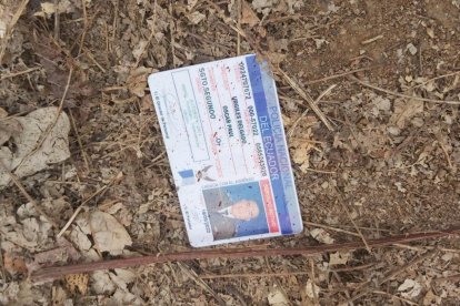 La credencial del uniformado fue hallado junto a su cadáver.