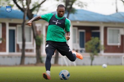 El zaguero de Emelec, Aníbal Chalá, fue convocado a la selección, tras la baja de Jhoanner Chávez.