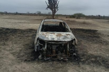 El carro fue encontrado totalmente quemado.