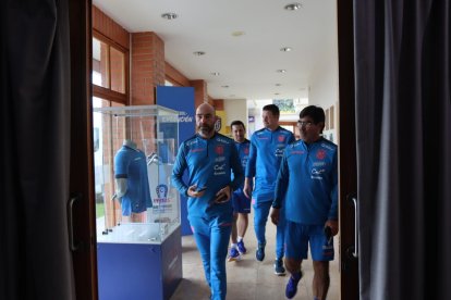 Félix Sánchez Bas luego de la rueda de prensa previo al partido ante Venezuela.