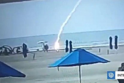 La mujer sufrió de un paro cardíaco por fulguración, término usado para describir a las descargas naturales.