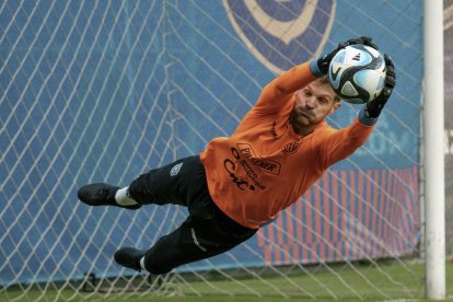 Javier Burrai, arquero de la selección de Ecuador.
