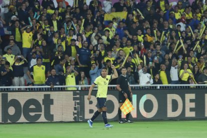 Ángel Mena celebró el gol con la hinchada tricolor.