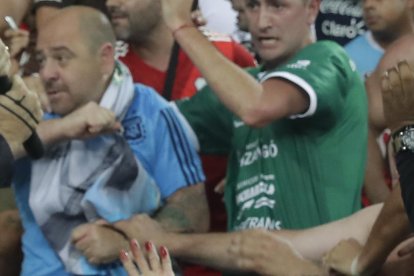 Integrantes de la policía brasileña intentan controlar disturbios entre hinchas de Brasil y  Argentina.