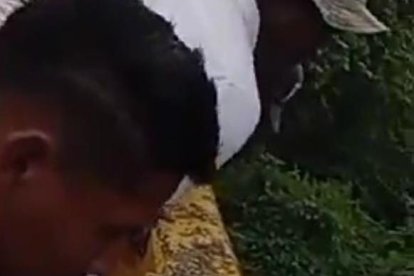 Curiosos vieron el cadáver en Atacames.