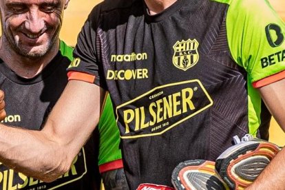 Javier Burrai a su regreso a Barcelona, fue recibido por Fidel Martínez y Damián Díaz.