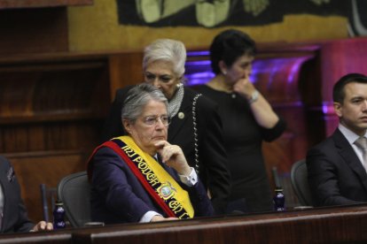 Guillermo Lasso llegó tarde y a su ingreso hubo silencio en la Asamblea Nacional.
