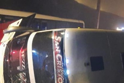 Un bus de pasajeros se volcó la madrugada de este viernes en la provincia de Cañar.