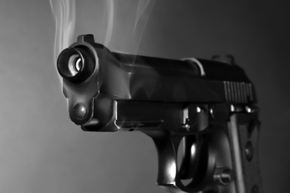 El hombre recibió disparos cuando iba en una motocicleta con un amigo.