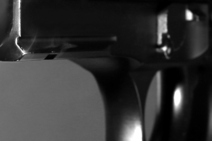 El hombre recibió disparos cuando iba en una motocicleta con un amigo.