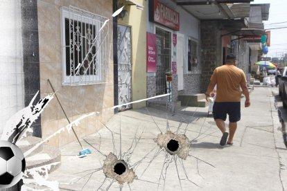 Este lunes, fuera del domicilio donde se produjo el hecho, se había hecho una limpieza. Los cuerpos quedaron tirados cerca de aquella residencia.