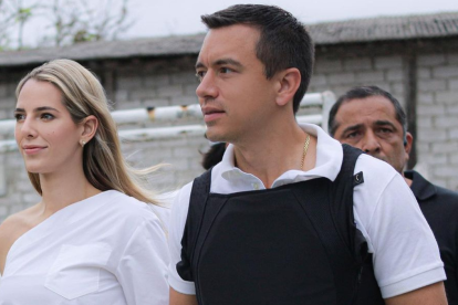 El presidente Daniel Noboa decidió perdonar a los jóvenes que se metieron a la piscina de su casa. En la foto, con su esposa Lavinia Valbonesi.