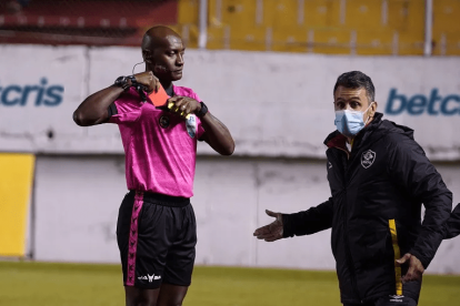 Augusto Aragón es el árbitro que más tarjetas rojas mostró en LigaPro 2023