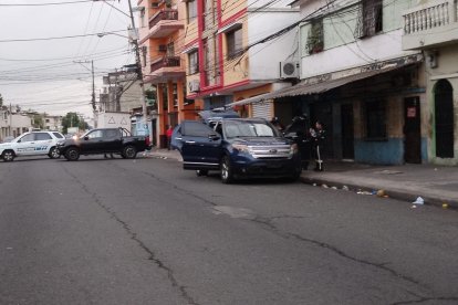Este viernes, agentes policiales buscaron indicios en el interior del vehículo.