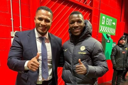 Antonio Valencia y Moisés Caicedo coincidieron en el Old Trafford.