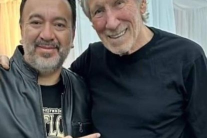 Roger Waters junto a Pabel Muñoz, alcalde de Quito.