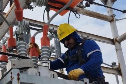 Trabajadores de CNEL, cuya sucursal del centro de Guayaquil fue cerrada.