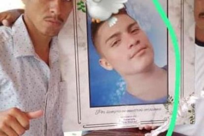 A la víctima la balearon cinco minutos después de enterrar a su hermano.