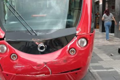 El tranvía quedó con daños.