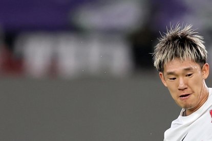 Jeddah (Saudi Arabia), 15/12/2023.- Angel Mena (R) of Club Leon in action against Takahiro Akimoto of Urawa Reds during the FIFA Club World Cup 2023 match beween Club Leon and Urawa Reds in Jeddah, Saudi Arabia, 15 December 2023. (Mundial de Fútbol, Arabia Saudita) EFE/EPA/ALI HAIDER