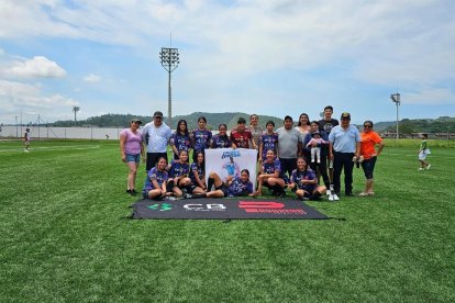 Parte de las jugadoras del equipo Progreso, de la parroquia Guapán junto a directivos.