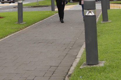 Para robar, los sujetos rompieron las vitrinas de los locales con combos y otras herramientas.