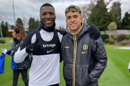 Moisés Caicedo 'apadrinó' a Kendry Páez en el entrenamiento de Chelsea.