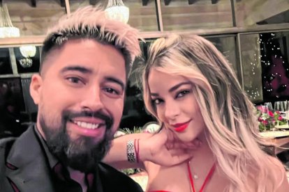 El jugador Cristhian Noboa y la modelo colombiana Maca.